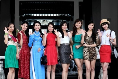 Thí sinh Hoa hậu Việt Nam khoe sắc bên biển