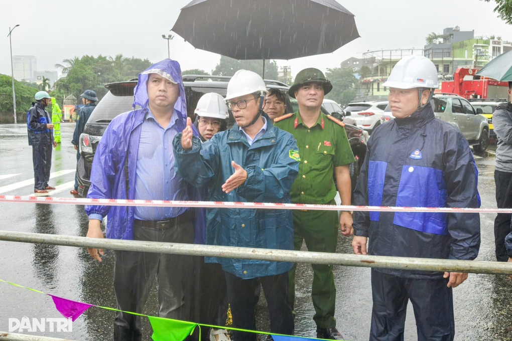 Hố sâu nuốt chửng nhiều ô tô ở Đà Nẵng - 2 Hố sâu nuốt chửng nhiều ô tô ở Đà Nẵng - 2