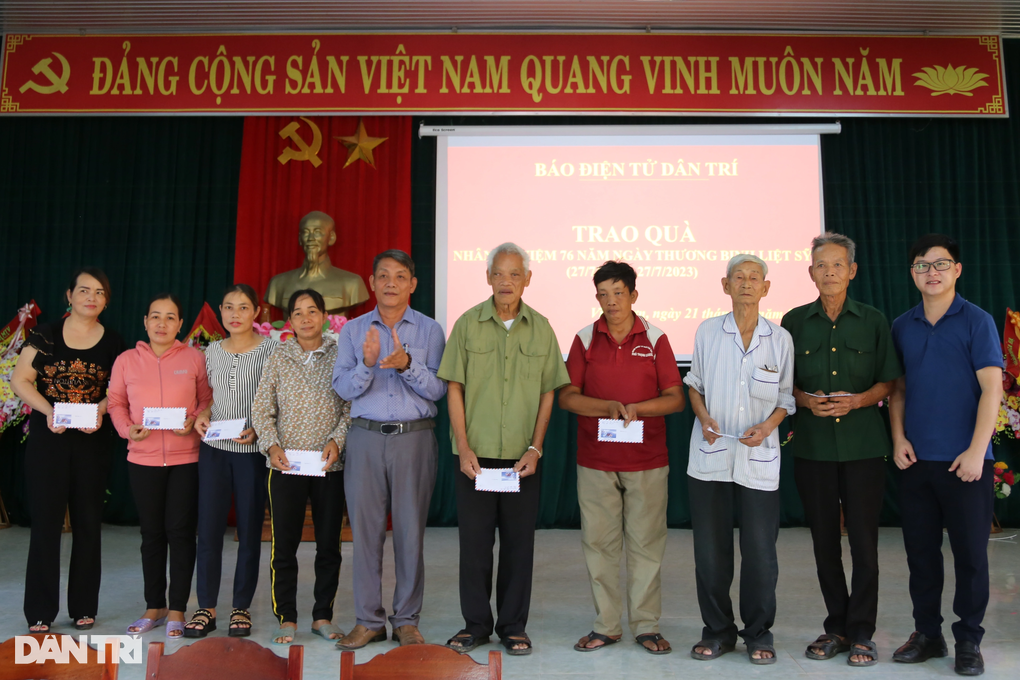 Báo Dân trí tặng quà tri ân gia đình chính sách tại các tỉnh Bắc miền Trung - 6 Báo Dân trí tặng quà tri ân gia đình chính sách tại các tỉnh Bắc miền Trung - 6
