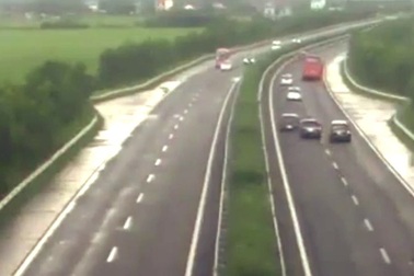 Gây tai nạn liên hoàn vì vượt ẩu trên cao tốc