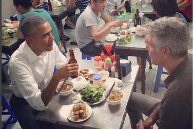 Khoảnh khắc dân dã khi Tổng thống Obama thưởng thức món ăn đường phố