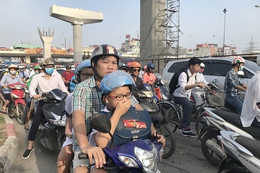 Đường phố Hà Nội ùn tắc nghiêm trọng trong ngày khai trường