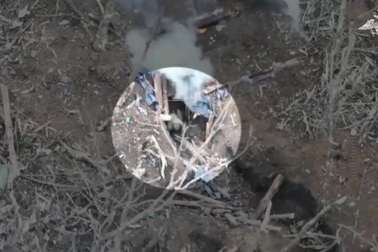 Lính Nga đặt mìn phá công sự và bắt tù binh Ukraine ở Kharkov