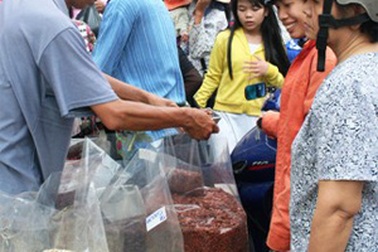 Hạt dưa không nhuộm màu thu hút khách