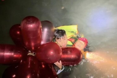 Hai ngư dân mắc kẹt trên biển được cứu trong đêm ở Quảng Ninh