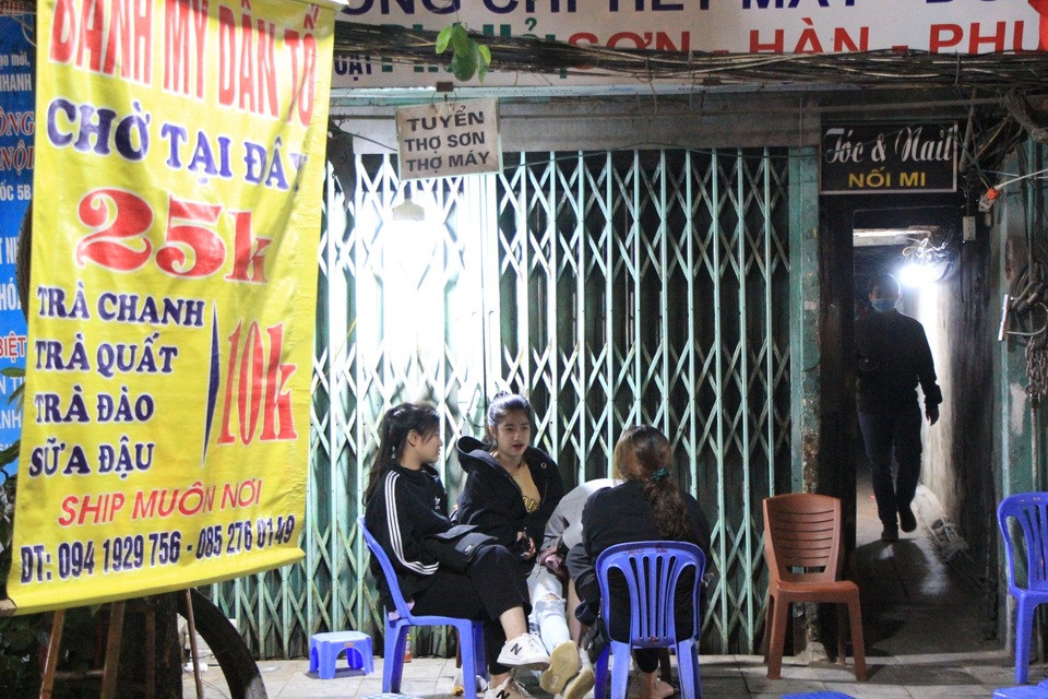 Xếp hàng lúc 2h sáng để chờ mua bánh mì “dân tổ” - 6 Xếp hàng lúc 2h sáng để chờ mua bánh mì “dân tổ” - 6