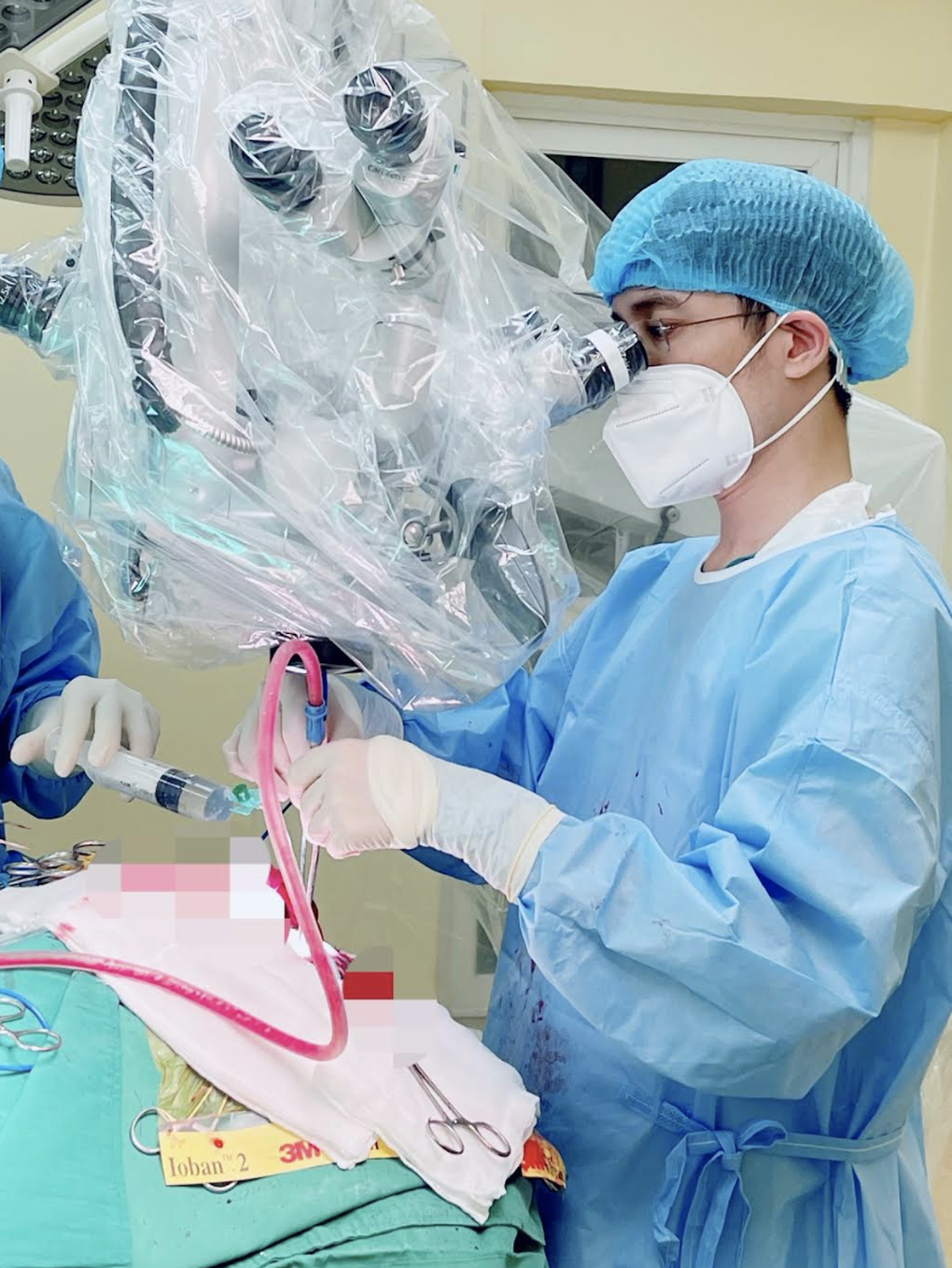 Bác sĩ mổ não 2 lần liên tục, cứu cô gái 23 tuổi không còn nhiều hy vọng - 2 Bác sĩ mổ não 2 lần liên tục, cứu cô gái 23 tuổi không còn nhiều hy vọng - 2