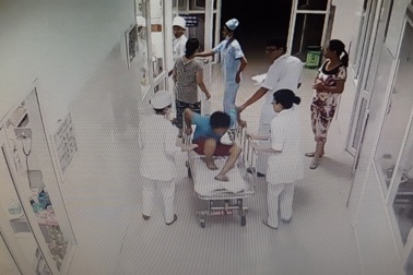 Vụ tấn công bác sĩ cấp cứu: Bệnh nhân đã phản ứng thái quá!