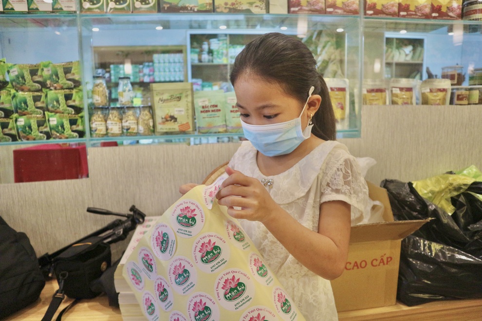 Bé gái 10 tuổi cắt hàng trăm bắp cải làm cơm ủng hộ chiến sĩ chống dịch - 3 Bé gái 10 tuổi cắt hàng trăm bắp cải làm cơm ủng hộ chiến sĩ chống dịch - 3