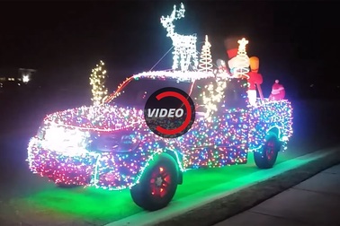 Gắn 14.000 bóng LED trang trí Giáng sinh cho xe
