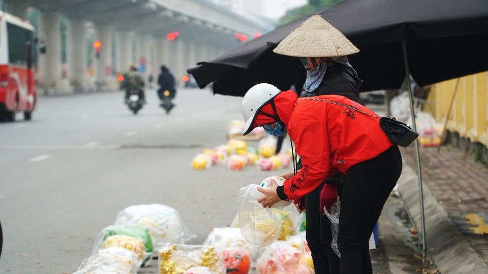 Lợn đất giá vài trăm nghìn vẫn hút khách dịp đầu năm - 11 Lợn đất giá vài trăm nghìn vẫn hút khách dịp đầu năm - 11