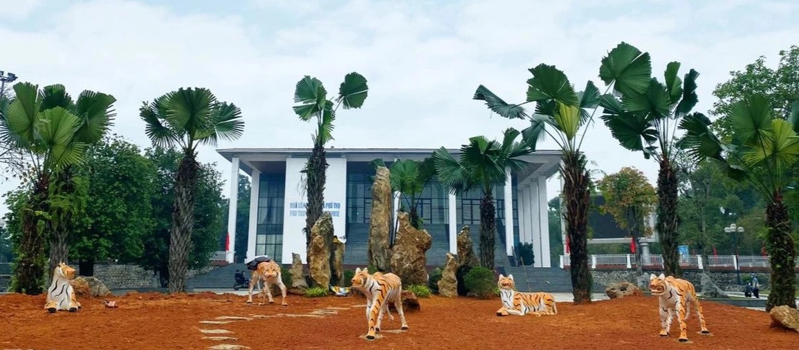Yêu cầu di dời 5 tượng hổ dị dạng, gầy nhom ở thị xã Phú Thọ - 1 Yêu cầu di dời 5 tượng hổ dị dạng, gầy nhom ở thị xã Phú Thọ - 1