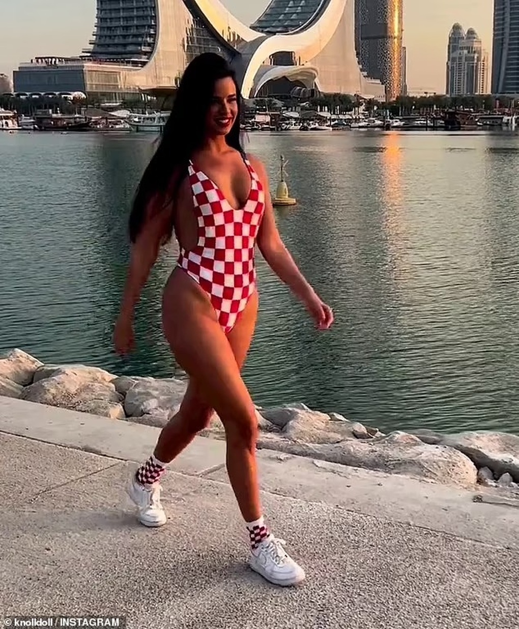 Nữ cổ động viên nóng bỏng nhất World Cup lên tiếng khi bị dư luận chỉ trích - 4 Nữ cổ động viên nóng bỏng nhất World Cup lên tiếng khi bị dư luận chỉ trích - 4
