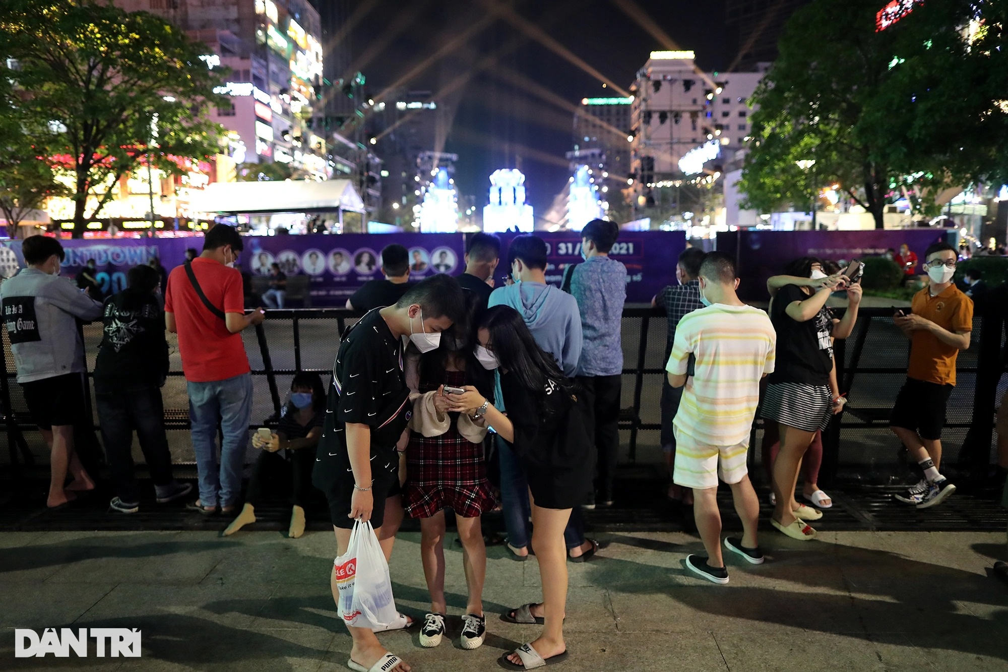 Trung tâm TPHCM ùn ứ, người dân đổ xuống phố Nguyễn Huệ chờ countdown 2022 - 8 Trung tâm TPHCM ùn ứ, người dân đổ xuống phố Nguyễn Huệ chờ countdown 2022 - 8
