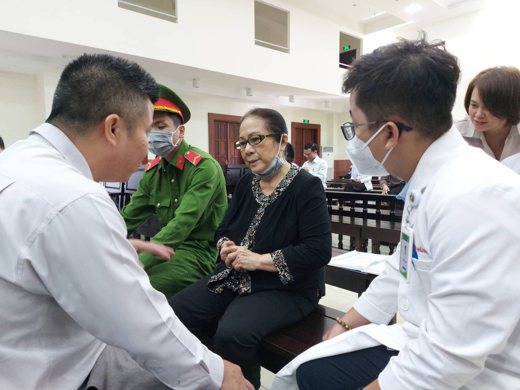 Bác sĩ khoa tâm thần khám bệnh cho bị cáo Dương Thị Bạch Diệp tại tòa - 1 Bác sĩ khoa tâm thần khám bệnh cho bị cáo Dương Thị Bạch Diệp tại tòa - 1