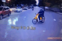 Hà Nội: Tài xế ô tô 16 chỗ "lao" hơn 80km/h, đâm văng 2 người đi xe máy