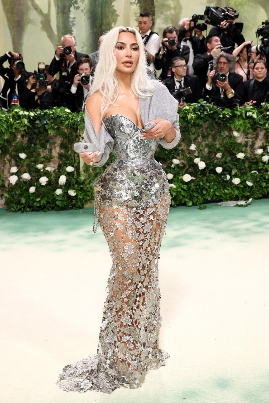 Kim Kardashian's surreal waistline causes heated controversy - 1