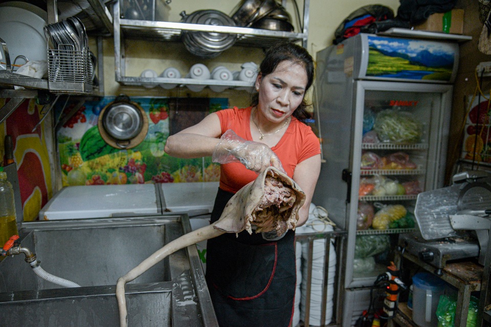 Kỳ lạ món lẩu có tên gọi nhạy cảm, khách đỏ mặt khi thưởng thức ở Hà Nội - 5 Kỳ lạ món lẩu có tên gọi nhạy cảm, khách đỏ mặt khi thưởng thức ở Hà Nội - 5