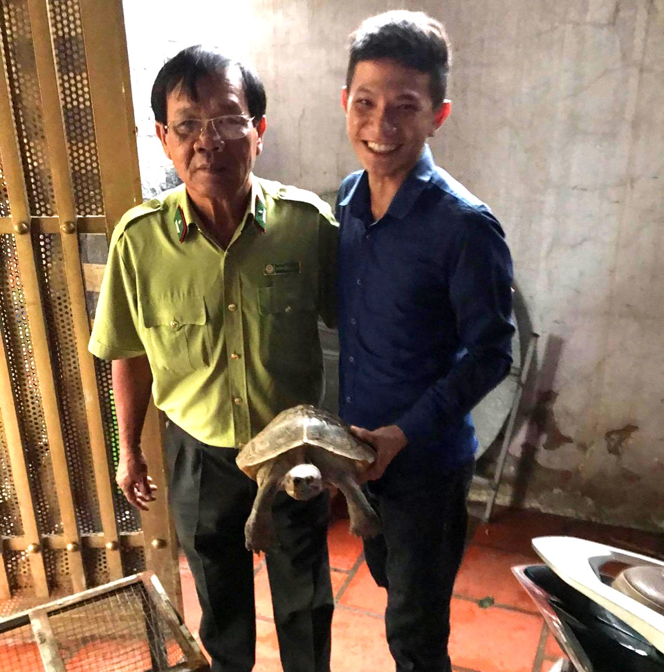 Rùa đất lớn quý hiếm bò vào nhà dân sau cơn mưa - 2 Rùa đất lớn quý hiếm bò vào nhà dân sau cơn mưa - 2