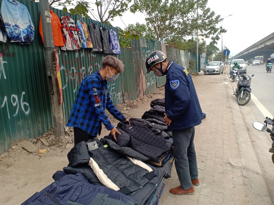 Những người bán quần áo dạo trong giá rét - 4 Những người bán quần áo dạo trong giá rét - 4