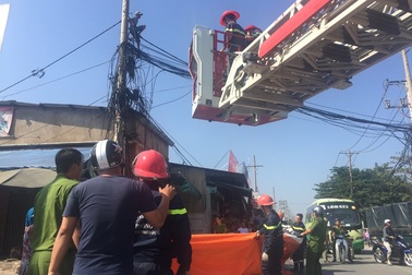 Điều xe thang giải cứu thanh niên cố thủ trên cột điện