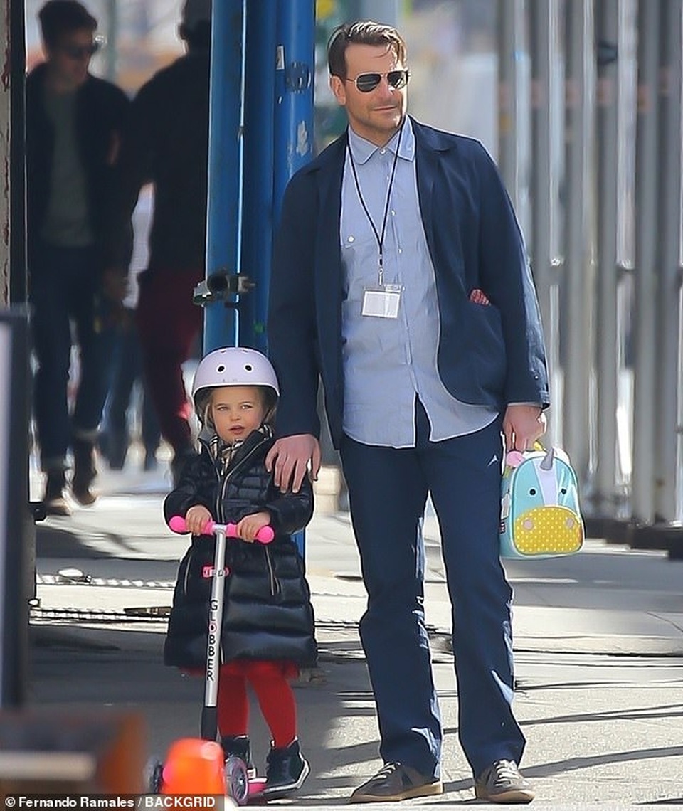 Bradley Cooper đưa con gái xinh đẹp ra phố - 1 Bradley Cooper đưa con gái xinh đẹp ra phố - 1