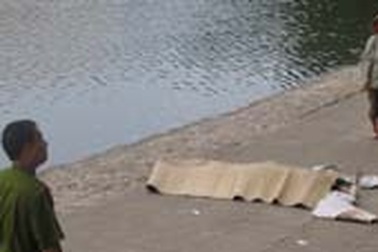 Phát hiện xác chết giữa hồ Giảng Võ