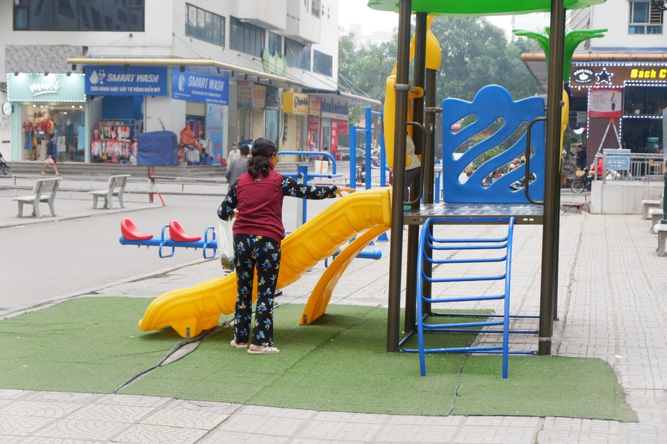 Nhịp sống trở lại trên bán đảo Linh Đàm một ngày sau lệnh khử trùng - 9