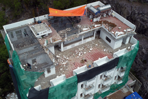 "Cắt" tầng 3 căn biệt thự xây sai quy hoạch ở Nha Trang