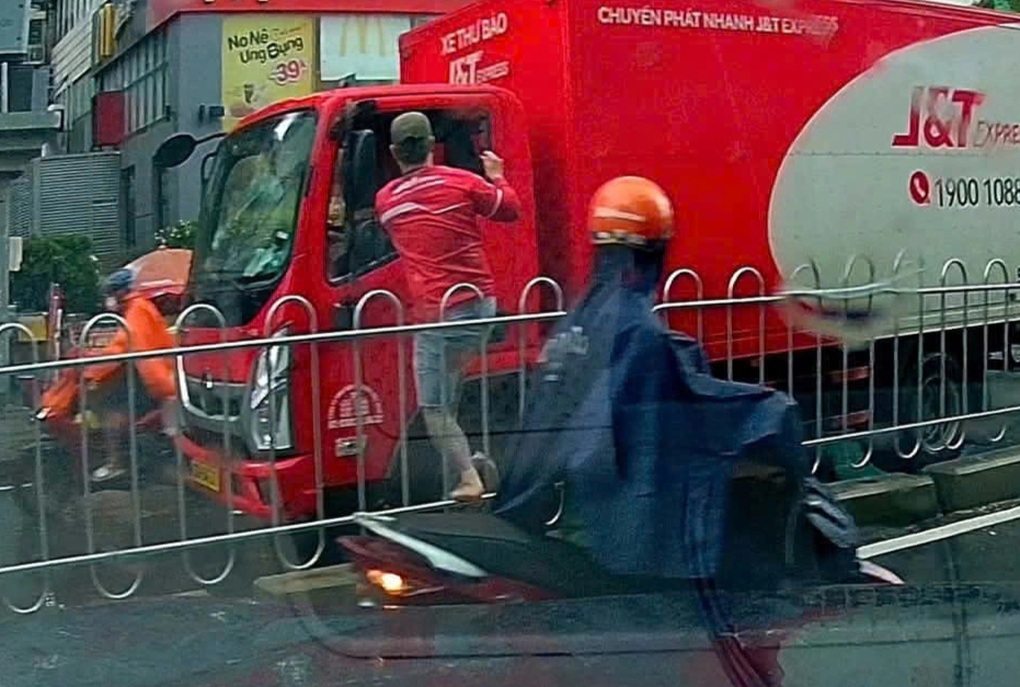 Bắt giữ tài xế đập kính xe tải, tấn công đồng nghiệp ở TPHCM - 1