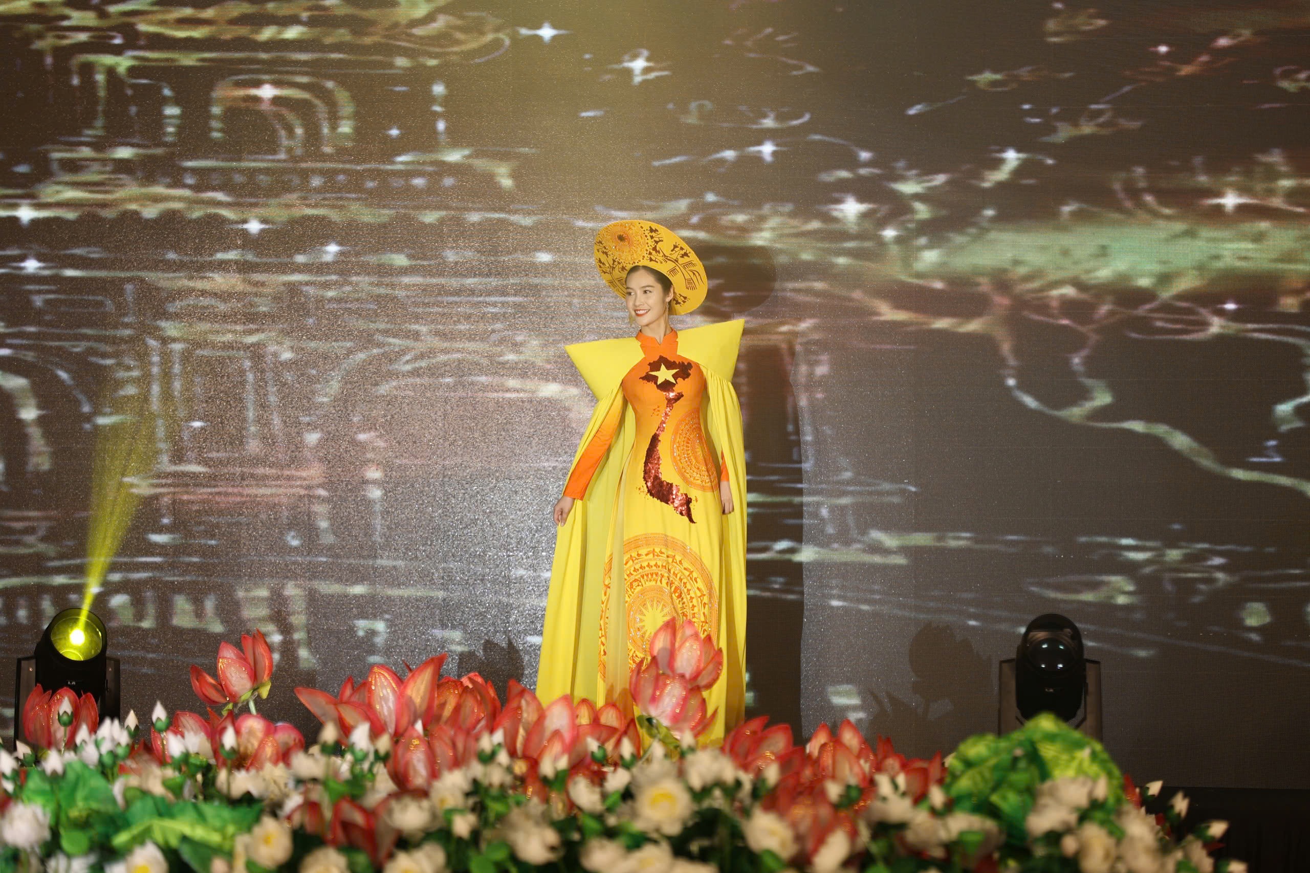 Miss Nong Thuy Hang performs Ao Dai inspired by the shape of the country - 2 Hoa hậu Nông Thúy Hằng trình diễn áo dài lấy cảm hứng từ dáng hình đất nước - 2