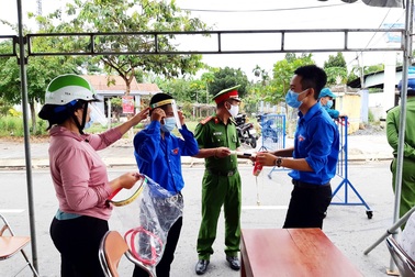 Hội chị em hàng xóm may khẩu trang ủng hộ phòng, chống dịch Covid-19