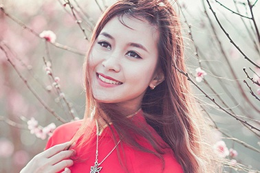 Ngắm vẻ đẹp rạng rỡ của thiếu nữ Hà Nội cùng đào xuân