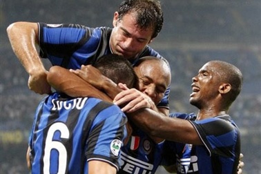 “Song sát” Eto’o - Milito đưa Inter bay lên ngôi đầu