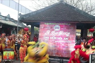 Du khách tấp nập đến “xông đất” khu chợ đêm mới