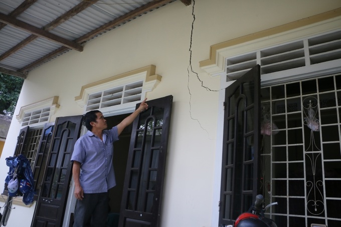 Tường nhà của gia đình ông Nguyễn Tấn Đức bị nứt nẻ nghiêm trọng do thi công dự án kè và đường đi bộ dọc sông Như Ý 