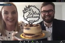 Cặp đôi cưới trực tuyến vì “không gì có thể hoãn sự sung sướng đó lại”