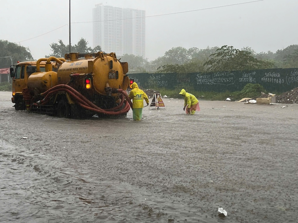 Hà Nội giảm mưa nhưng mọi tuyến đường vẫn tắc không lối thoát - 1 Hà Nội giảm mưa nhưng mọi tuyến đường vẫn tắc không lối thoát - 1
