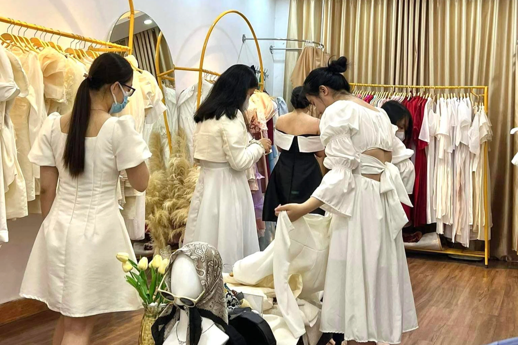Thắt chặt chi tiêu, hội chị em thuê quần áo mặc Tết - 2 Thắt chặt chi tiêu, hội chị em thuê quần áo mặc Tết - 2