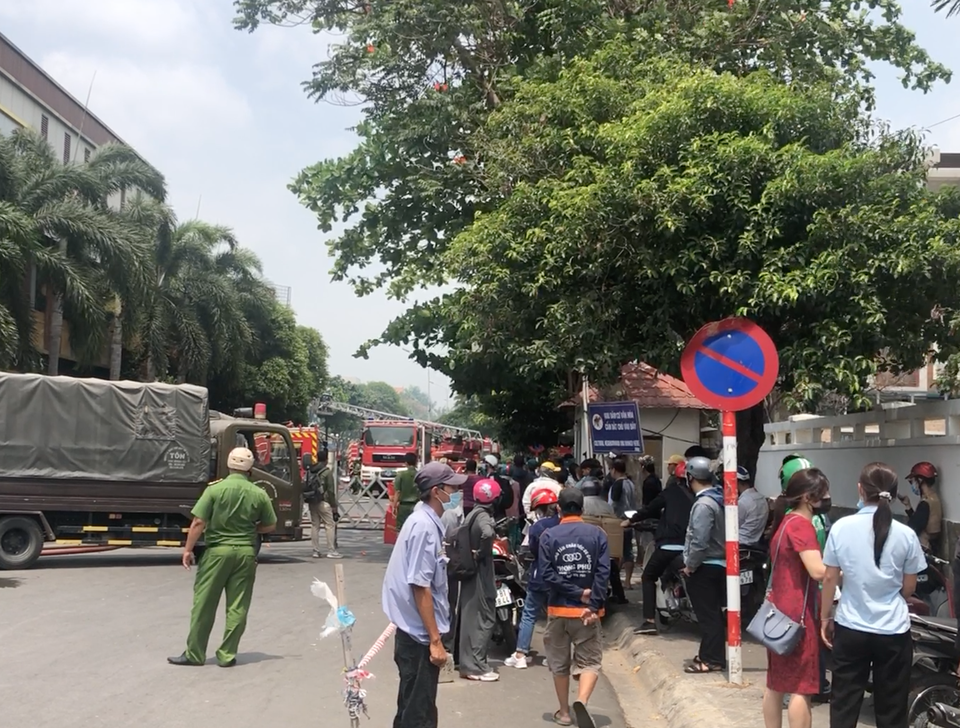 Quán nướng bốc cháy ngùn ngụt sau tiếng nổ lớn, thực khách hoảng loạn chạy - 4 Quán nướng bốc cháy ngùn ngụt sau tiếng nổ lớn, thực khách hoảng loạn chạy - 4