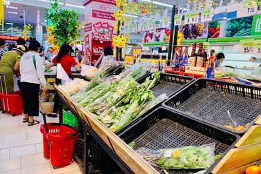 Rau xanh "cháy hàng" trước giờ siêu thị nghỉ Tết