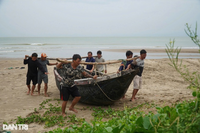 Miền Trung lên dây cót ứng phó áp thấp nhiệt đới sắp mạnh thành bão - 1 Miền Trung lên dây cót ứng phó áp thấp nhiệt đới sắp mạnh thành bão - 1
