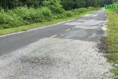 Quốc lộ dọc biên giới bị hư hỏng