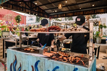 Người trẻ chấp nhận xa nhà ngày Tết để nhận thu nhập gấp 3