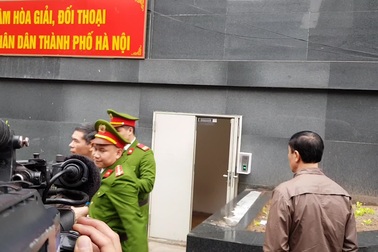 Các bị cáo được dẫn giải về trại tạm giam.