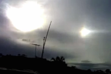 Hai mặt trời xuất hiện cùng lúc khiến người dân hoang mang