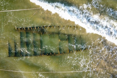 Tàu gỗ cổ phát lộ trở lại ở biển Hội An: Căng dây đánh dấu vị trí