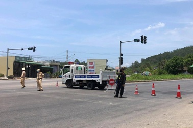 Hàng chục phụ nữ vượt đầm phá, trốn khu cách ly ra Đà Nẵng làm việc