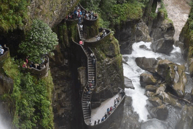 Cầu thang trơn trượt, dựng đứng bên thác nước cao 80 m