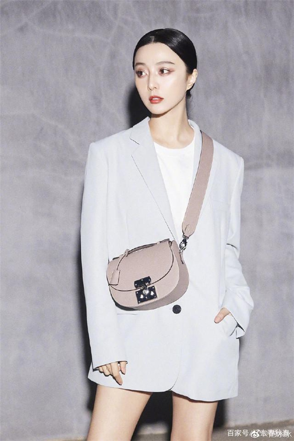 Phạm Băng Băng ngồi buồn bên vệ đường, lối về showbiz đã đóng chặt - 4 Phạm Băng Băng ngồi buồn bên vệ đường, lối về showbiz đã đóng chặt - 4